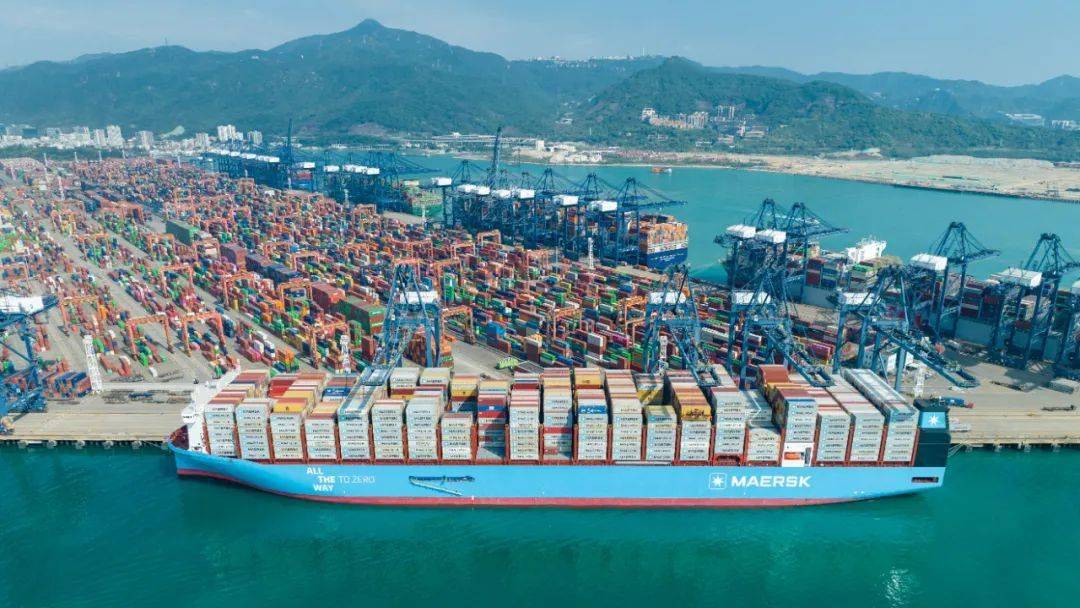 全球首艘大型甲醇动力集装箱船首航盐田国际 | 航运界_船舶_引航_绿色