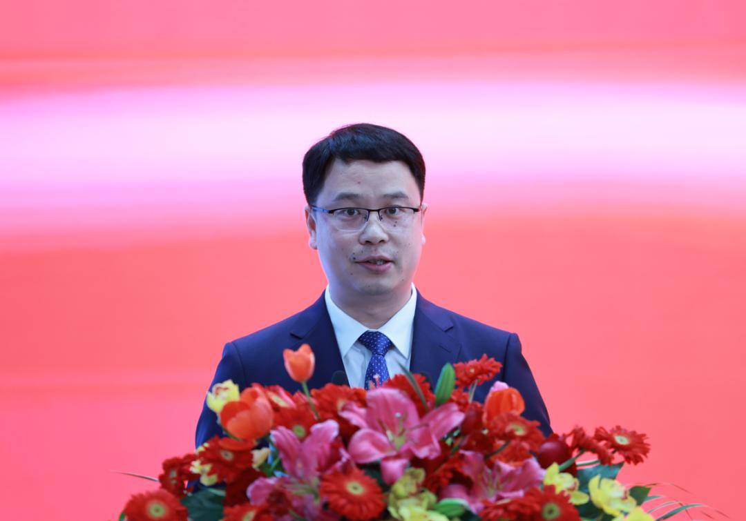 胡勇春在全市工业大会暨纳税双百企业表彰大会上强调 产业提档 攀高