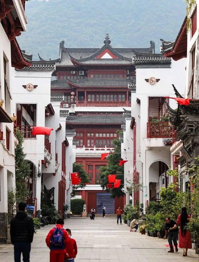 文博宫坐落于龙岗凤仪山南麓,是中国南部最大的仿古集群式建筑群.