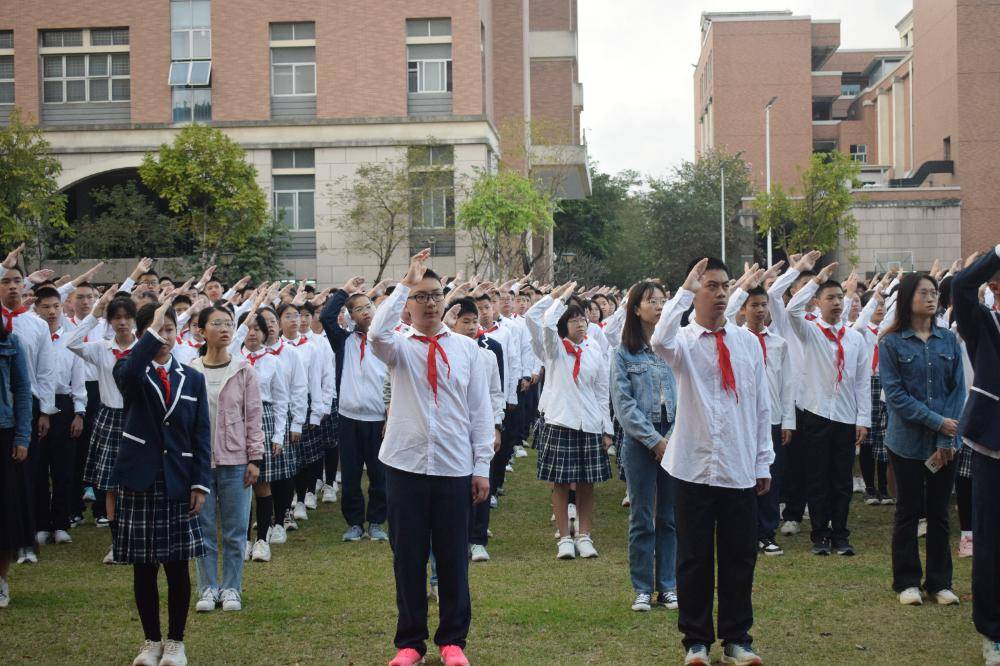 华侨中学为学子送上新年祝福并邀请家长到校前程朤朤向未来龙行龘龘启