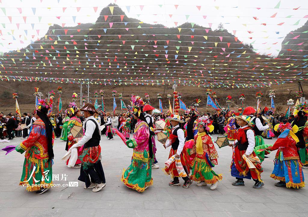 甘肃省陇南市武都区鱼龙镇柏家沟村,村民在表演当地特色剧种,国家级非