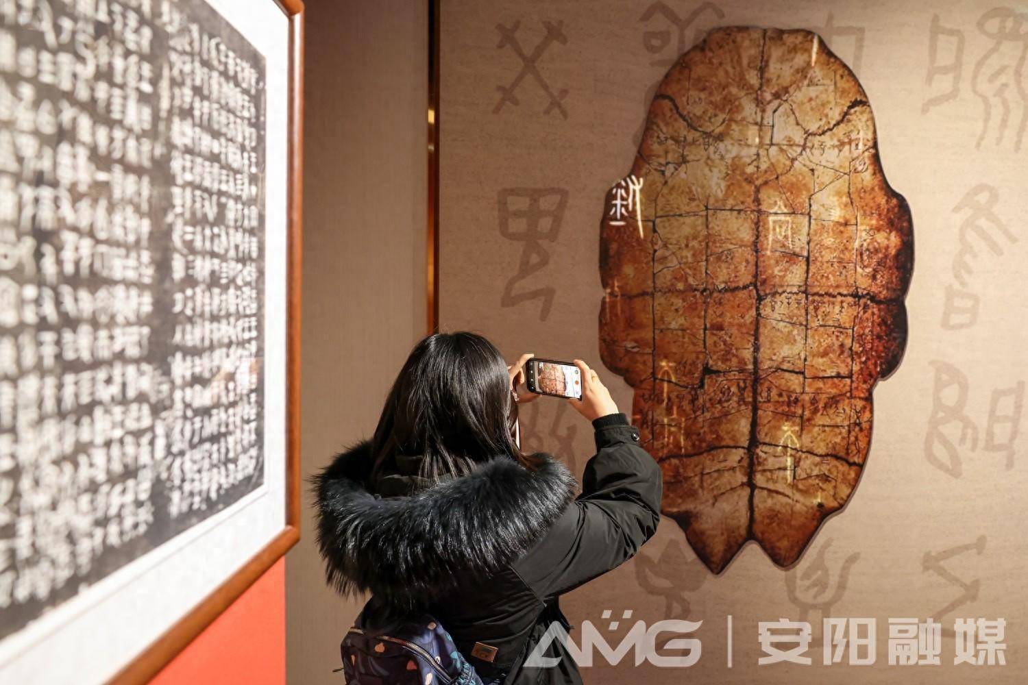 安阳殷墟甲骨文走进北京西单大街_文化_中华民族_游客