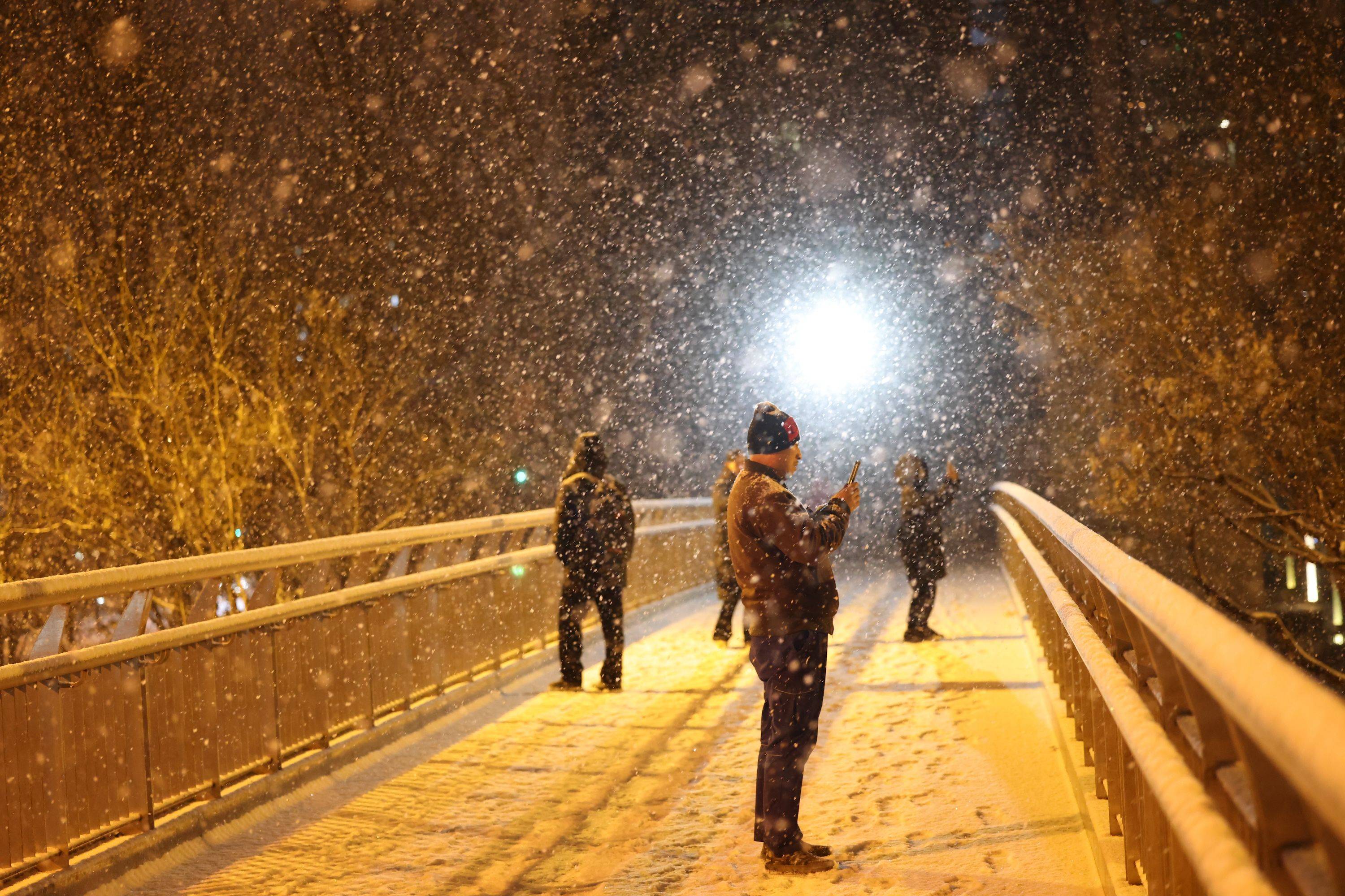 路灯下的雪景图片唯美图片