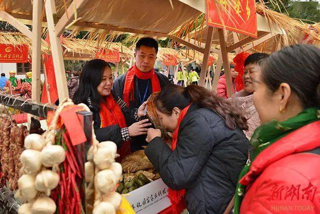 米粉,馓饭,糖果子,糍粑,米酒等新鲜出炉的各类小吃;还有高庙白陶,剪纸