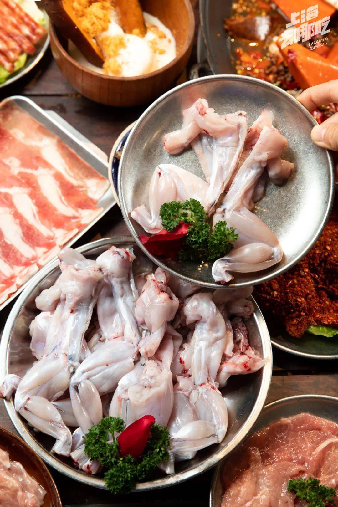 分分钟吃回本巴掌大牛蛙这龙年还没过完,魔都火锅届就开始卷起了价格.