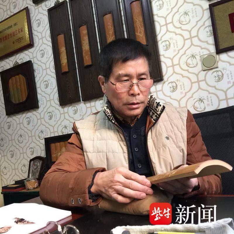 从事留青竹刻的传承实践已42年,师承现代著名竹刻名家,常州留青竹刻