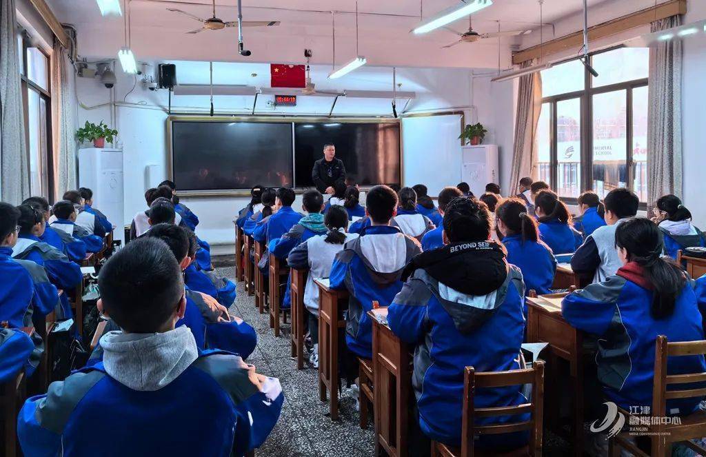 "在江津田家炳中学,高2023级的800多名学生在一场特殊的课堂中迎来了