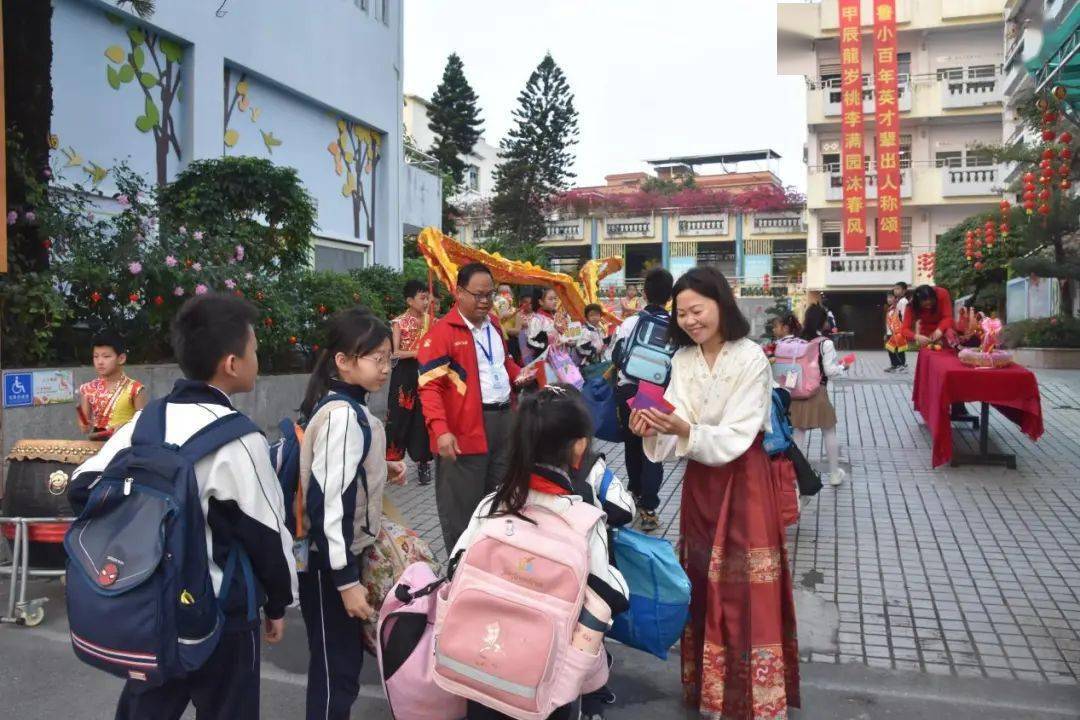 云东海学子"龙"重开学!_校园_少年_小学