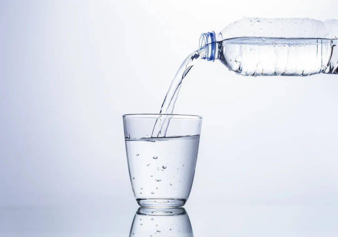 专家:你一直坚持的喝水原则可能是错的!_人体_需水量_含量