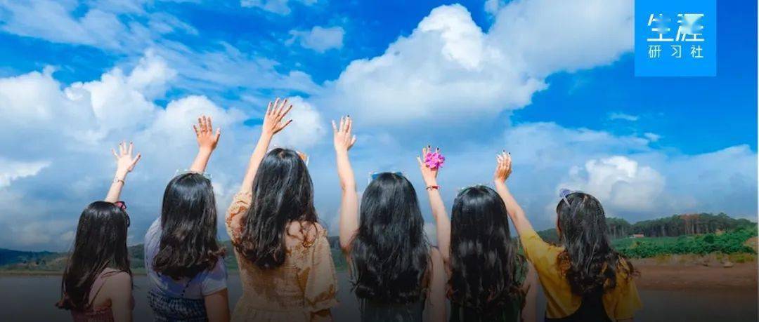 年,抖音博主@在下辉子更新了一档名为"寻找十年前的同学"的视频专栏