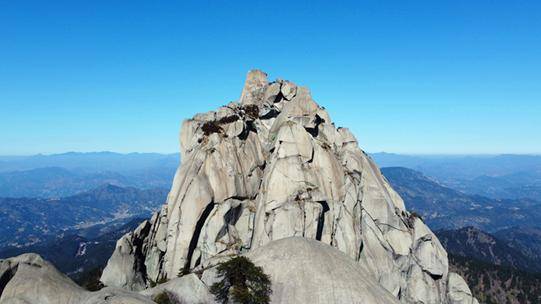安徽潜山天柱山:天蓝如洗 山峰争秀_群峰_湖水_宁静