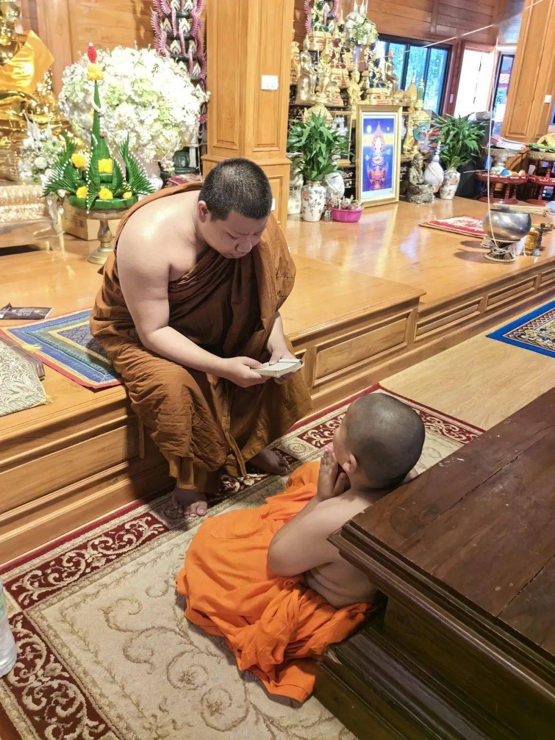 下面这位师傅是古巴金,属于泰北九大高僧之一.是这个庙里等级最高的.