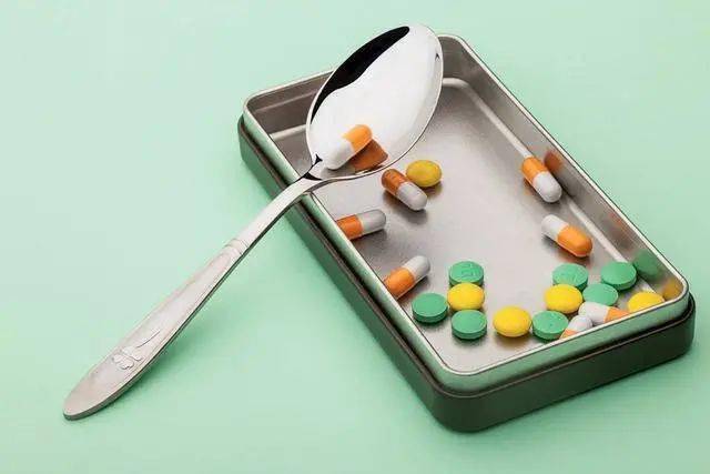 儿童用药应根据年龄,体重等因素合理选择药物和剂量.