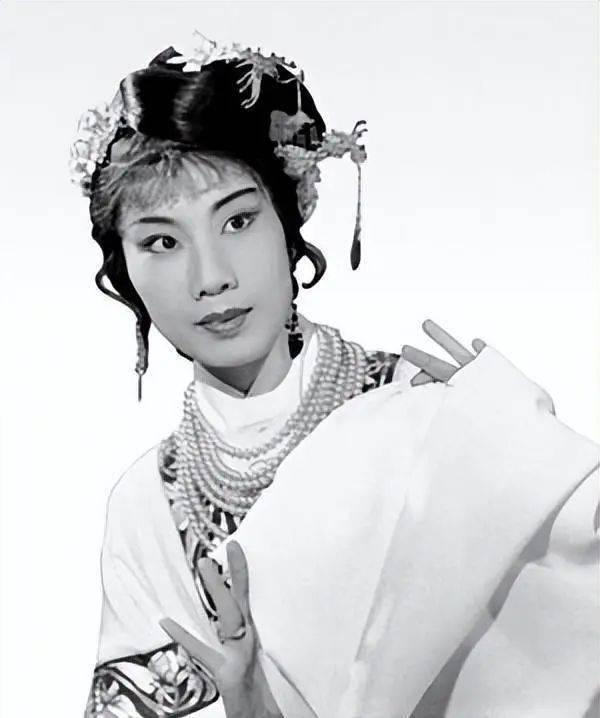 【人物】一生与戏曲为伴的一代名伶_袁雪芬_越剧_表演