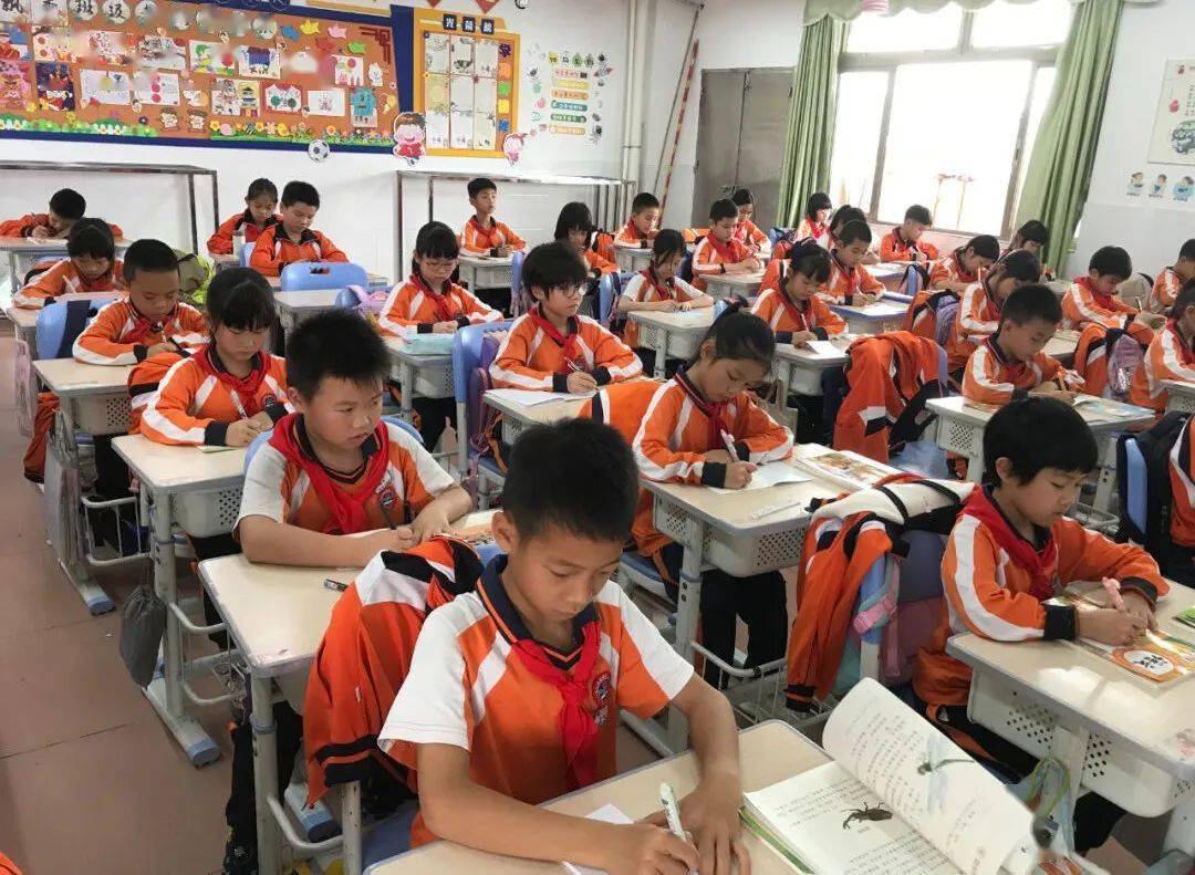 课中坐姿要端正,双脚自然放在课桌下面,不要伸出课桌外;双手自然放于
