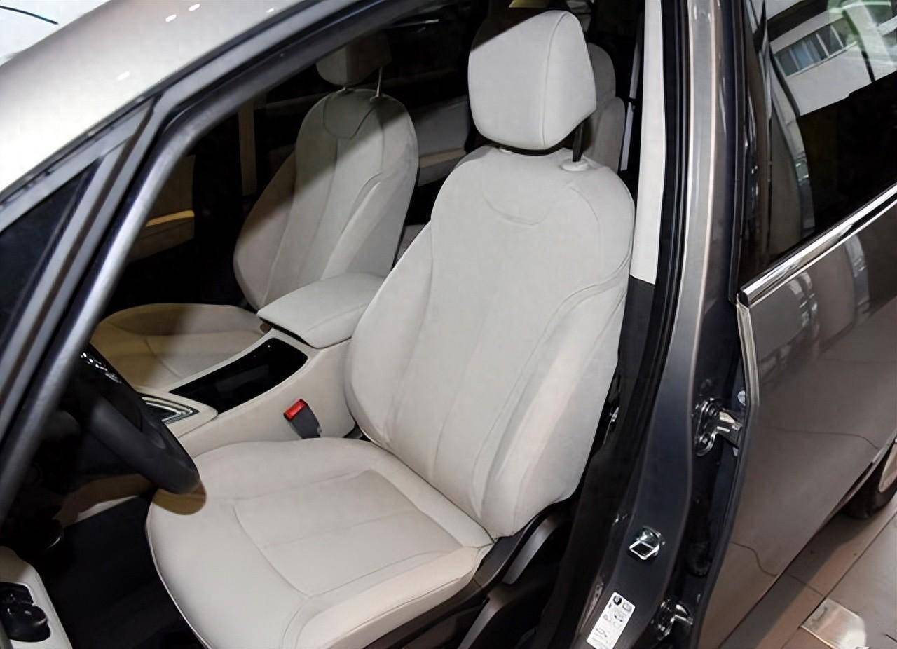 空间我前面就有强调的,对于这款车的空间我还是比较的满意的, 222的