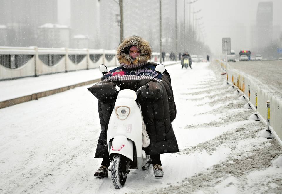 我省降雪持续 外出防寒防滑_景区_演出_游客