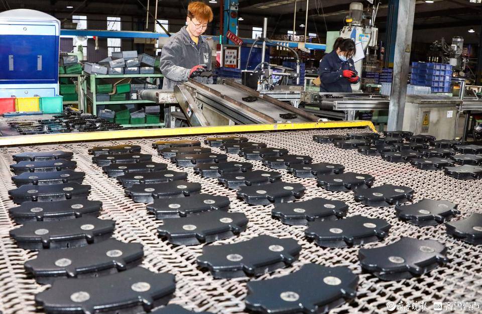 在乐陵市经开区金麒麟股份有限公司,工人在高端刹车片生产车间赶制