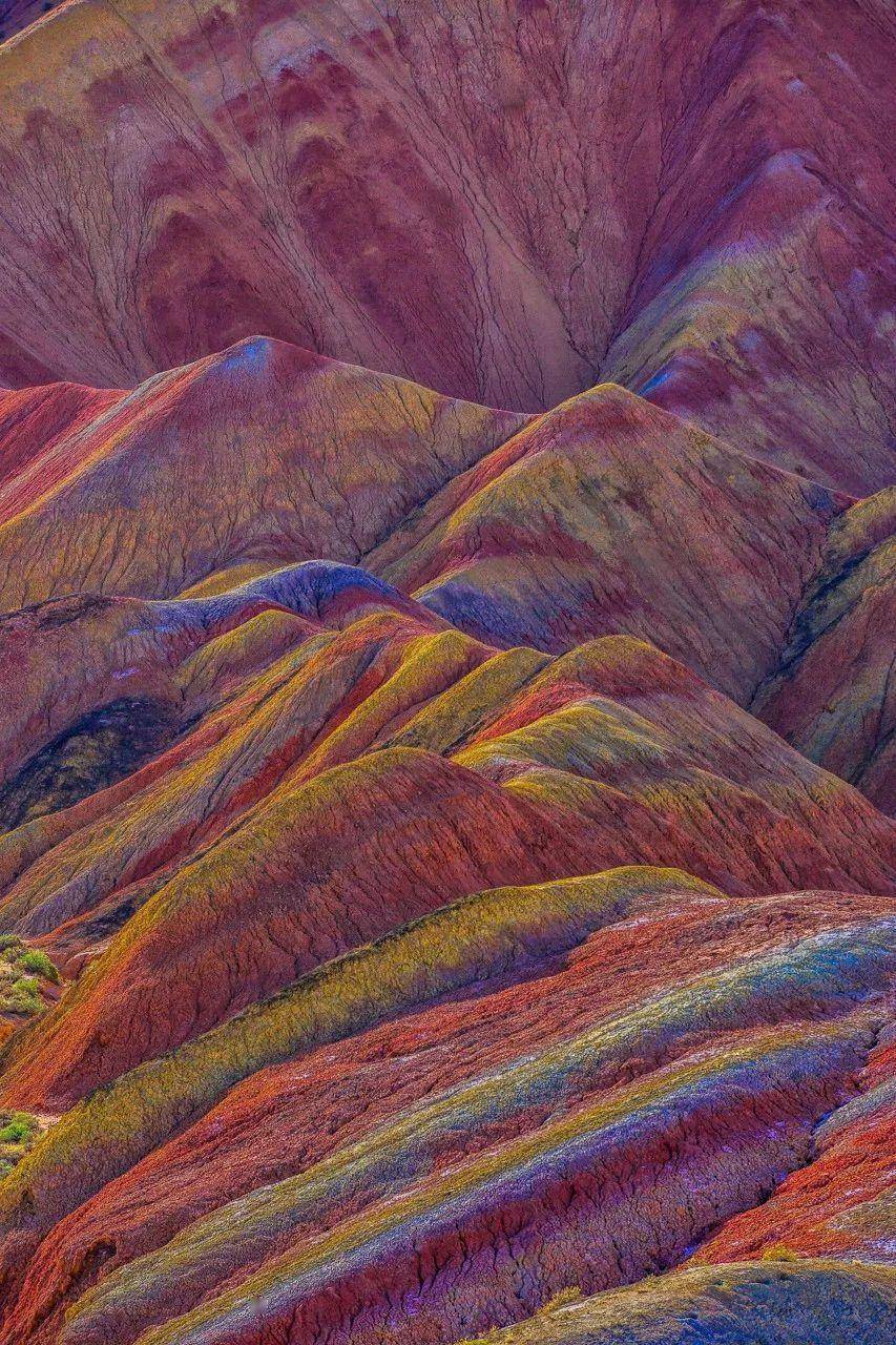 ▽张掖丹霞地貌:中国颜色最多的山在这里你可以看到"万马奔腾"的恢宏