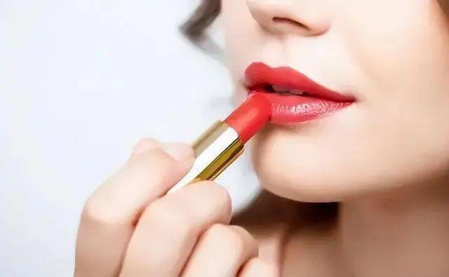 女生涂口红有"3个低级错误",很多人都做错了,难怪沾杯还掉色_嘴唇