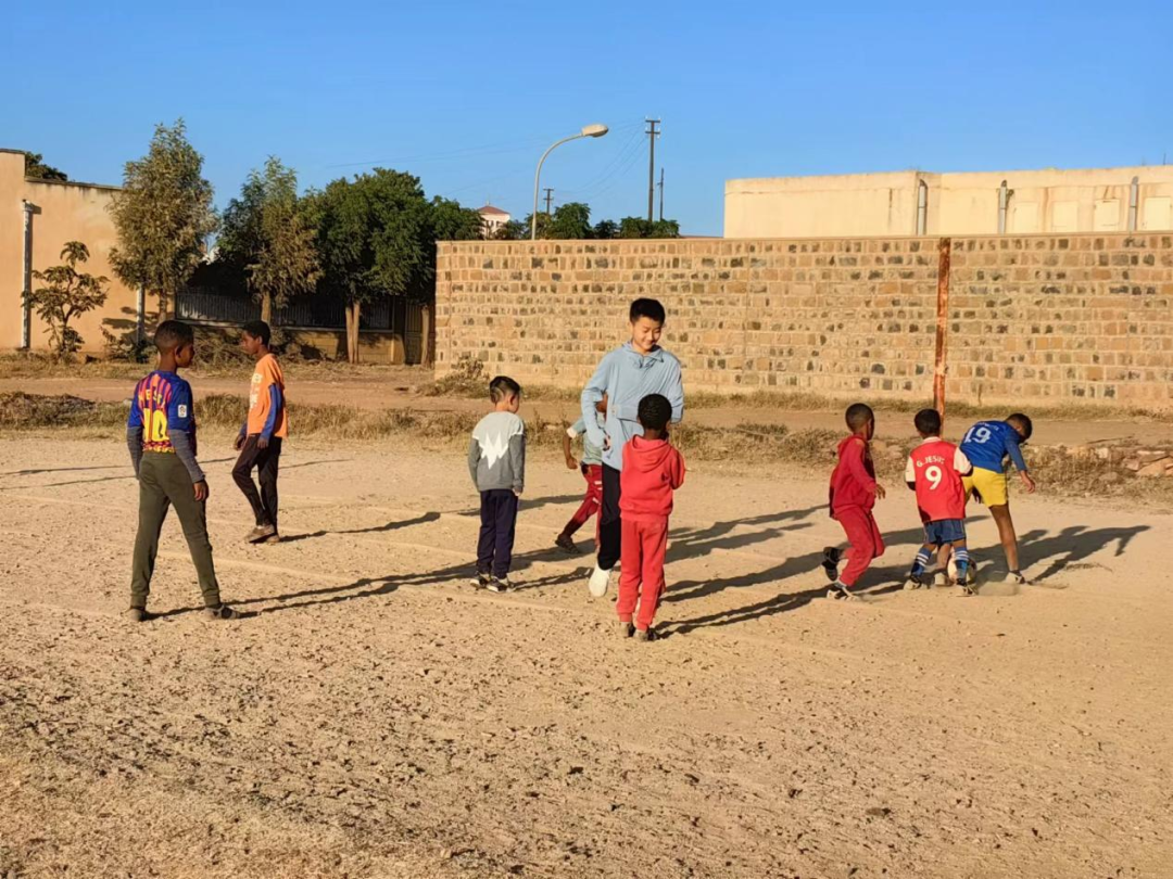 因为妈妈工作的原因,我在厄立特里亚和当地的小朋友踢足球_张春燕