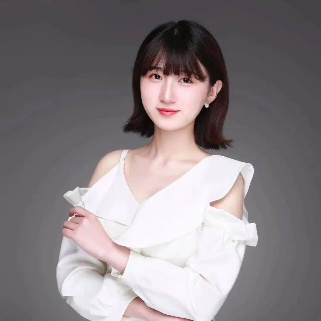 少儿英语   柯云子获奖理由:发音地道纯正,能歌善舞会画画,授课语言