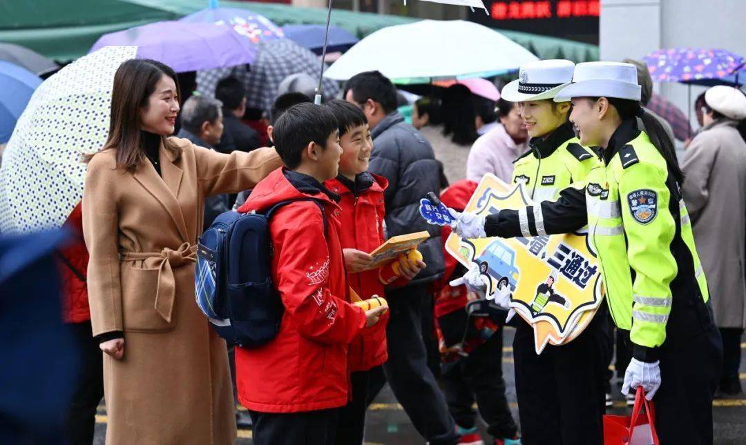 开学第一天,无锡公安与你一起准时报到!_校园_守护_平安