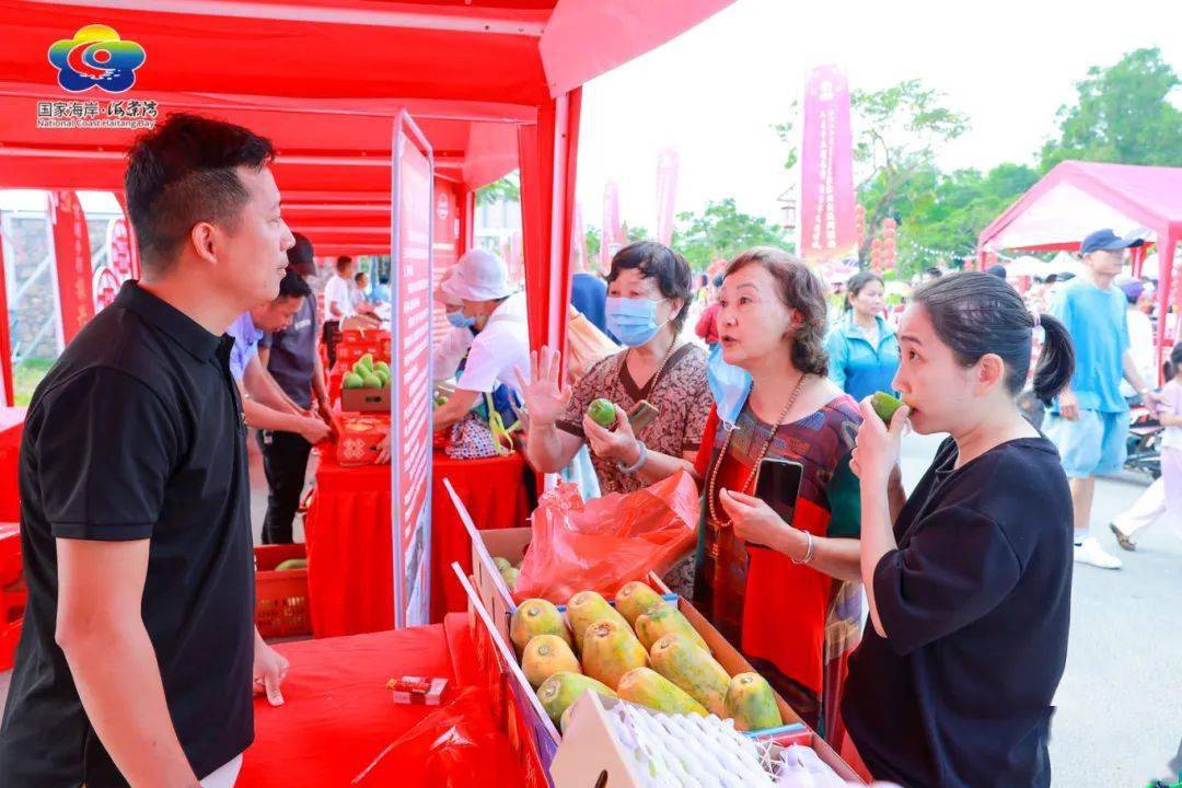 吸引游客前来咨询购买"快来看看咯,本地攀鲈鱼