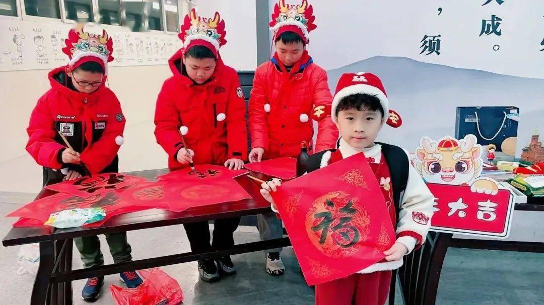 苏州市吴中区莫厘实验小学在校门口开展"小状元开学啦!