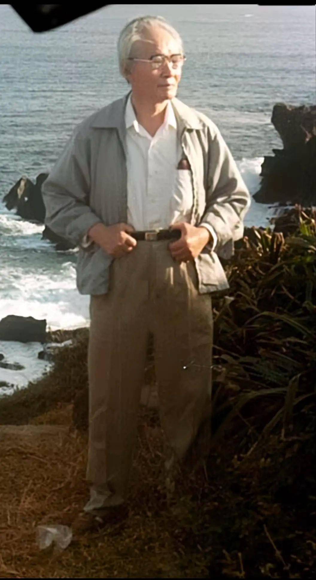 果不其然,当周良沛主动谈及远征军的功绩时,行将就木的孙立人马上强打