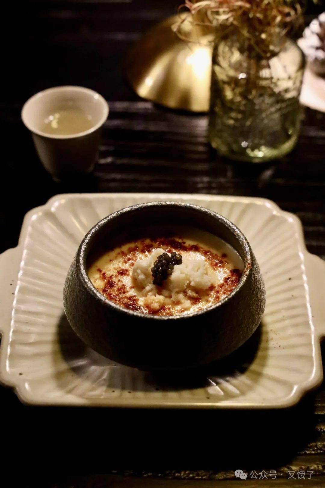 开餐前,shin拿出韩国酒招待老朋友.