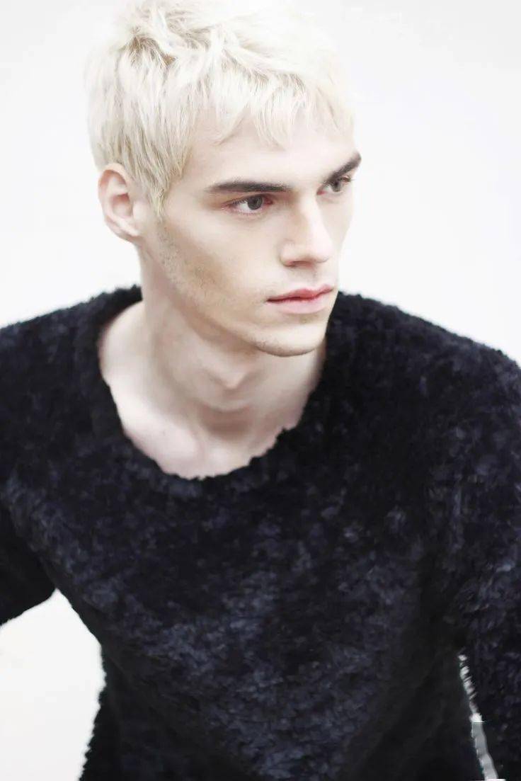 乌兹别克斯坦的人是不是都不喜欢晒太阳啊?这哥们的皮肤白