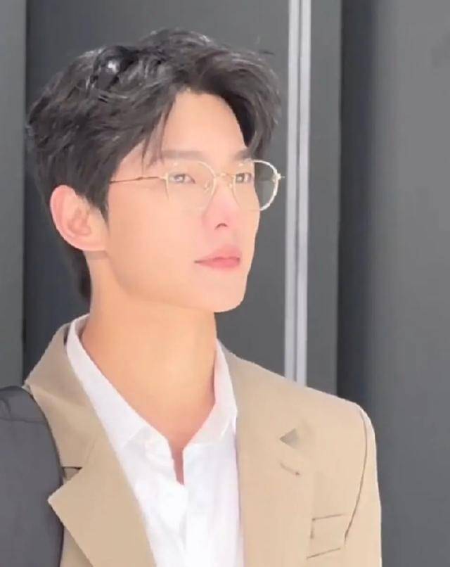 新鲜"出炉"的,斯文"败类"杨洋_眼睛_金丝_小说