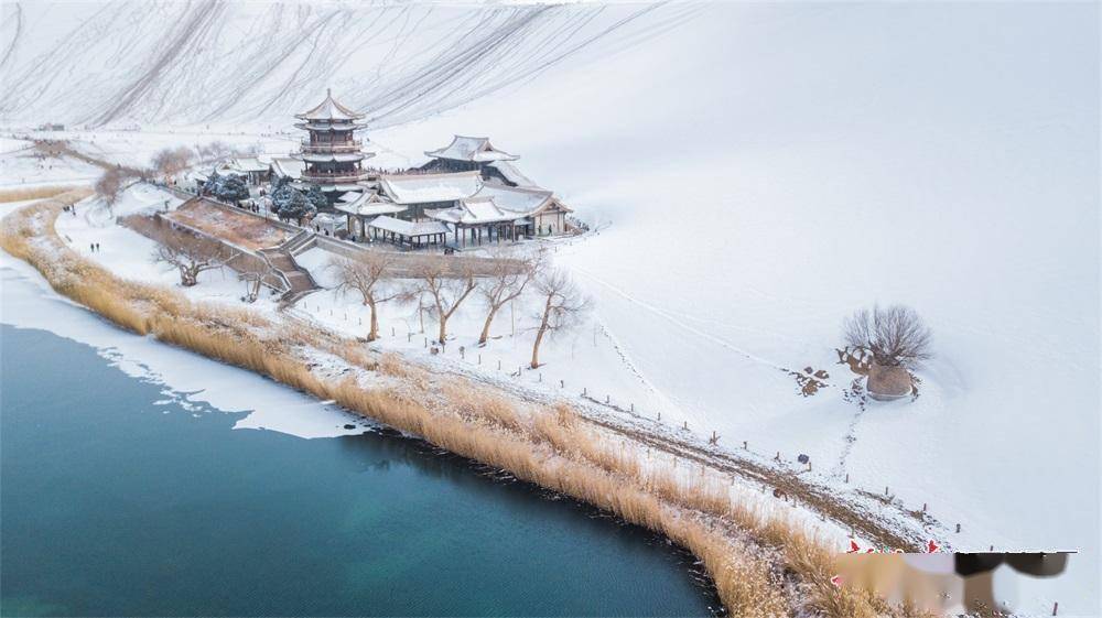 大漠山川银装素裹,鸣沙山月牙泉景区雪景如画,吸引众多游客观赏大漠