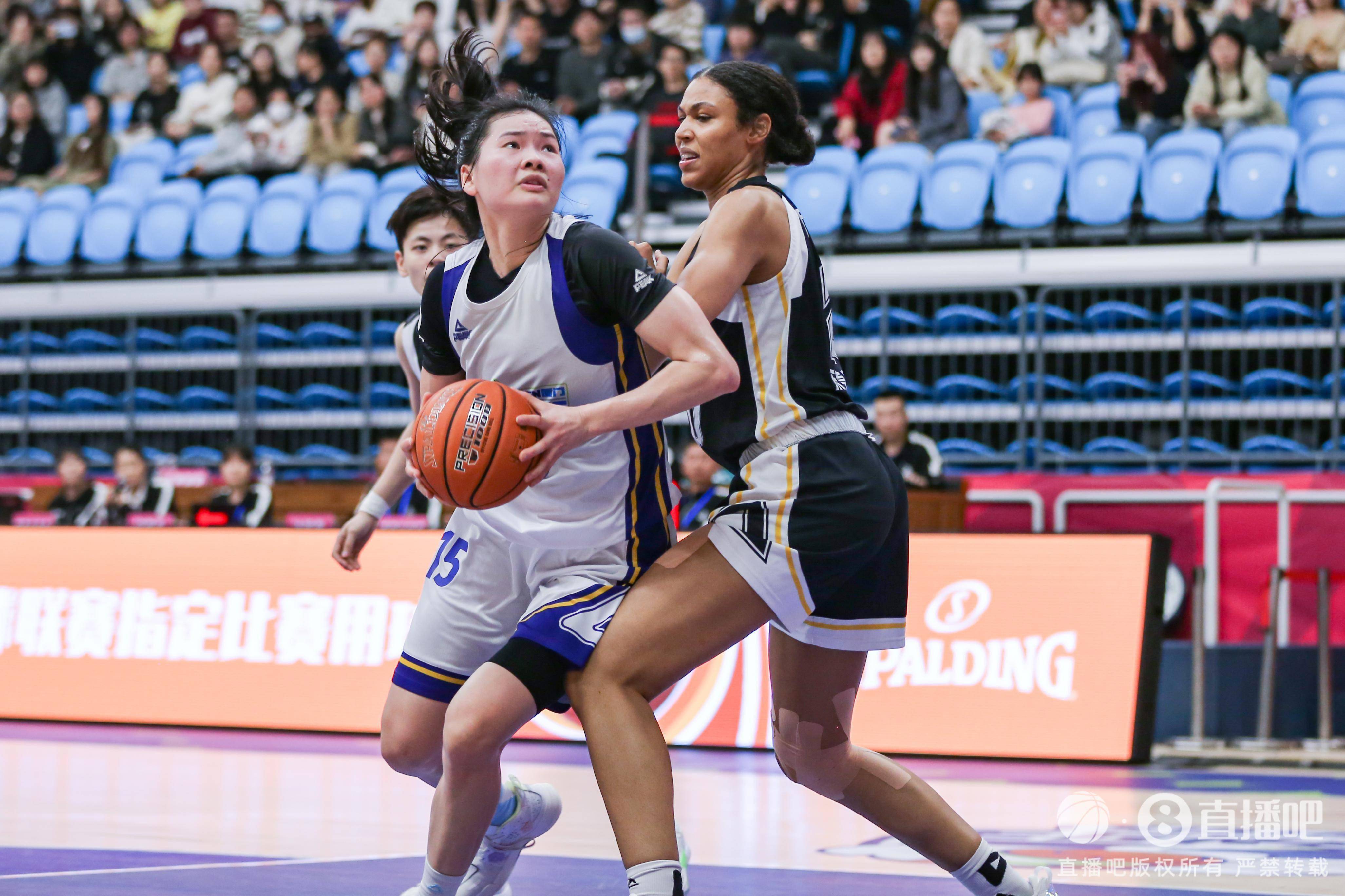广东女篮58分大胜:杨舒予赛后给球迷签名 杨力维低烧本场缺阵_比赛