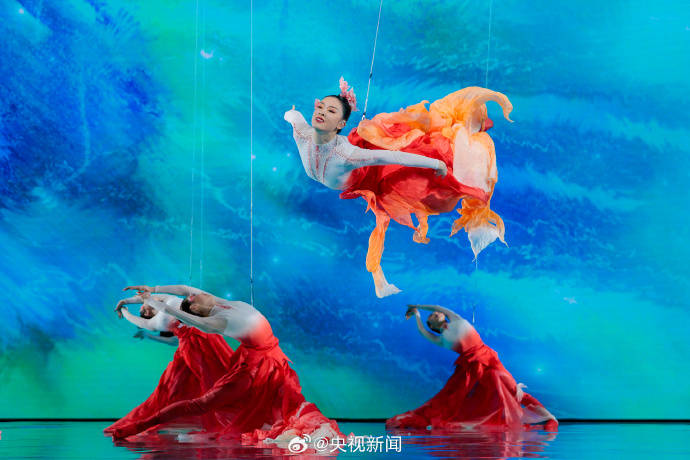 相信年轻:春晚《锦鲤》惊艳观众的背后_华宵一_威亚_舞蹈