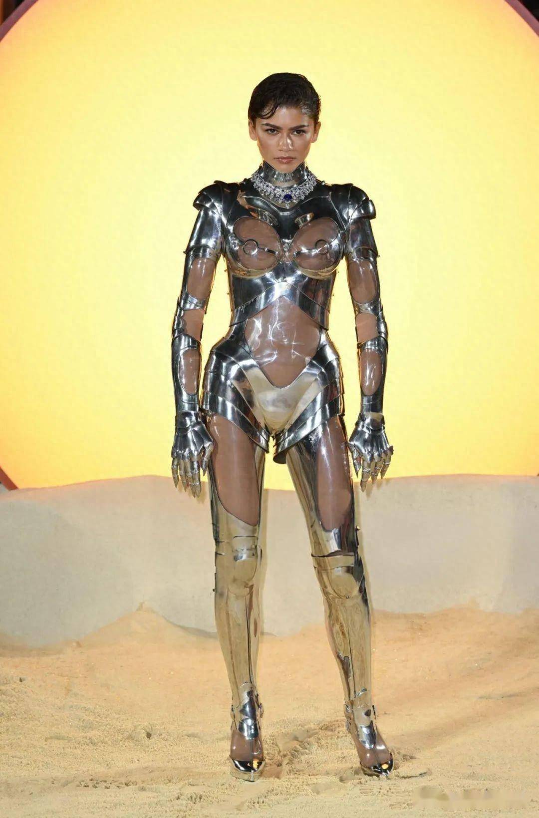 女星赞达亚宣传新作《沙丘2》，机械战士风造型红毯抢眼
