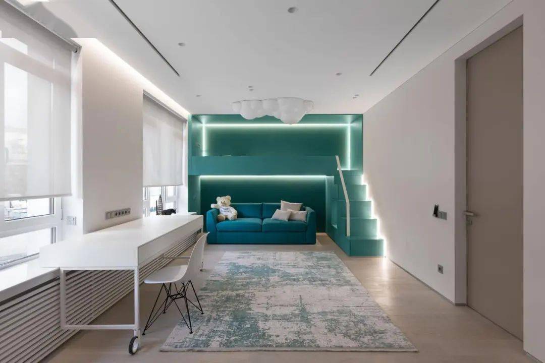 将浴缸和淋浴做成一体式的设计,并且在上面装上玻璃折叠门作为隔断