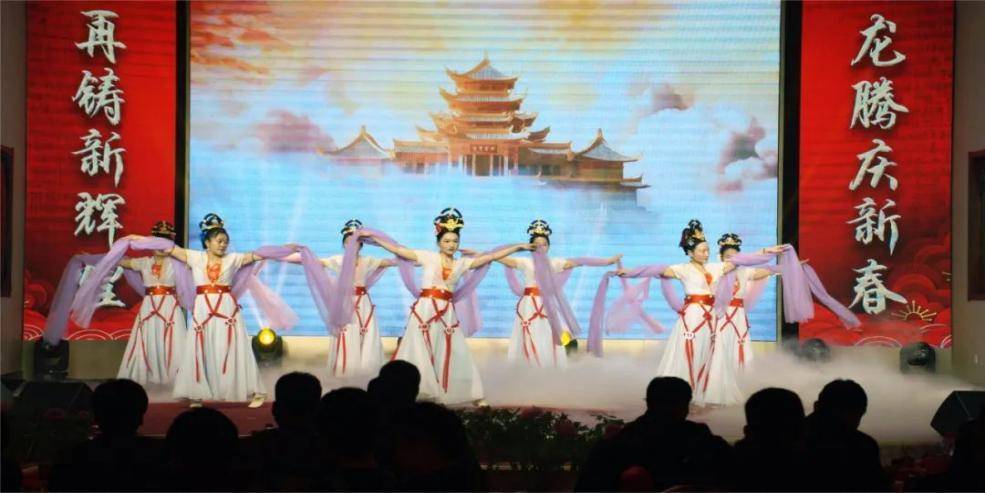 "线上"依托头条号,微信公众号,美篇等新媒体,积极推广,点燃全民阅读