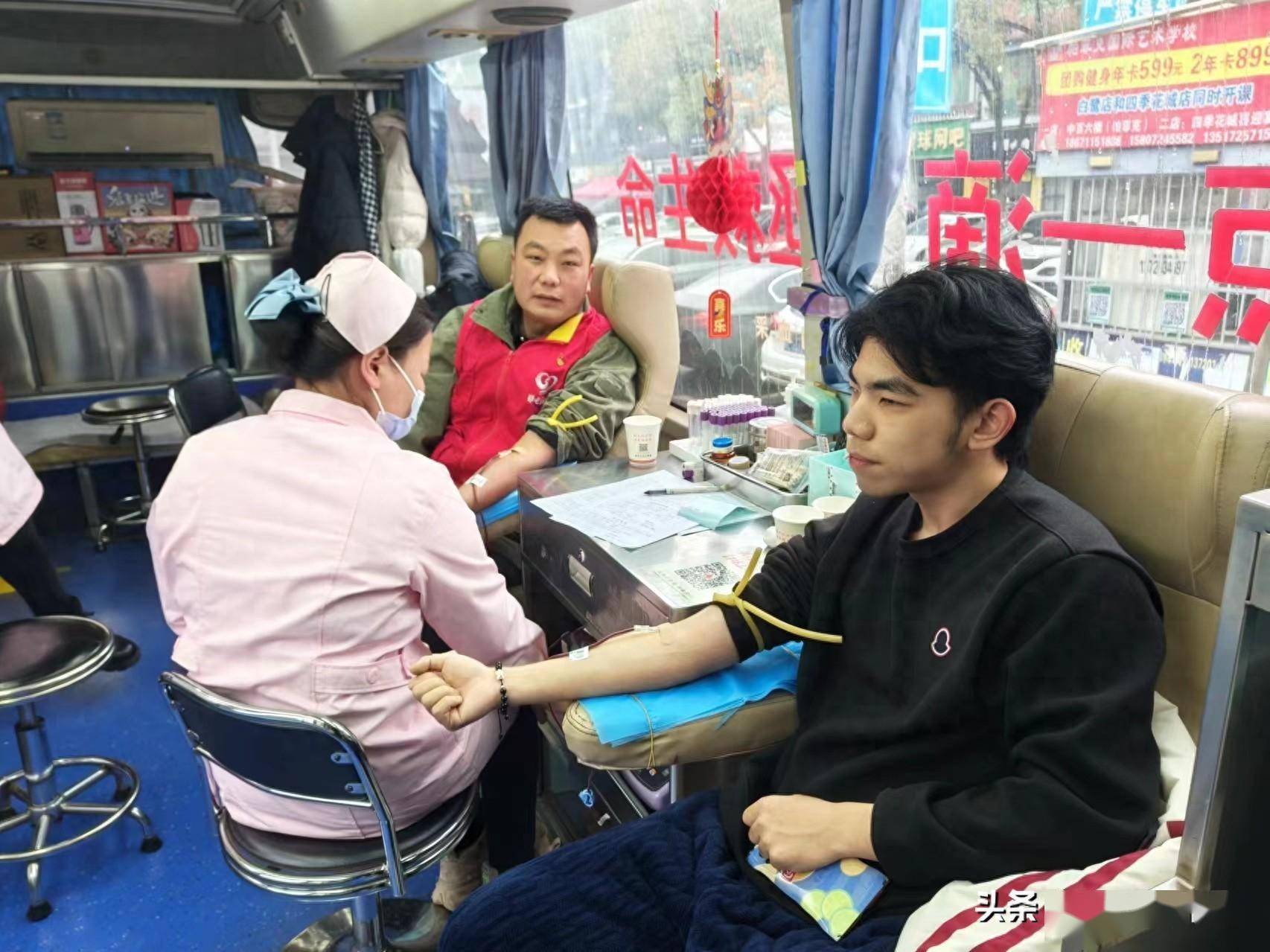 别样元宵节:父子齐上阵 献血送爱心_丁小波_崇阳县_儿子