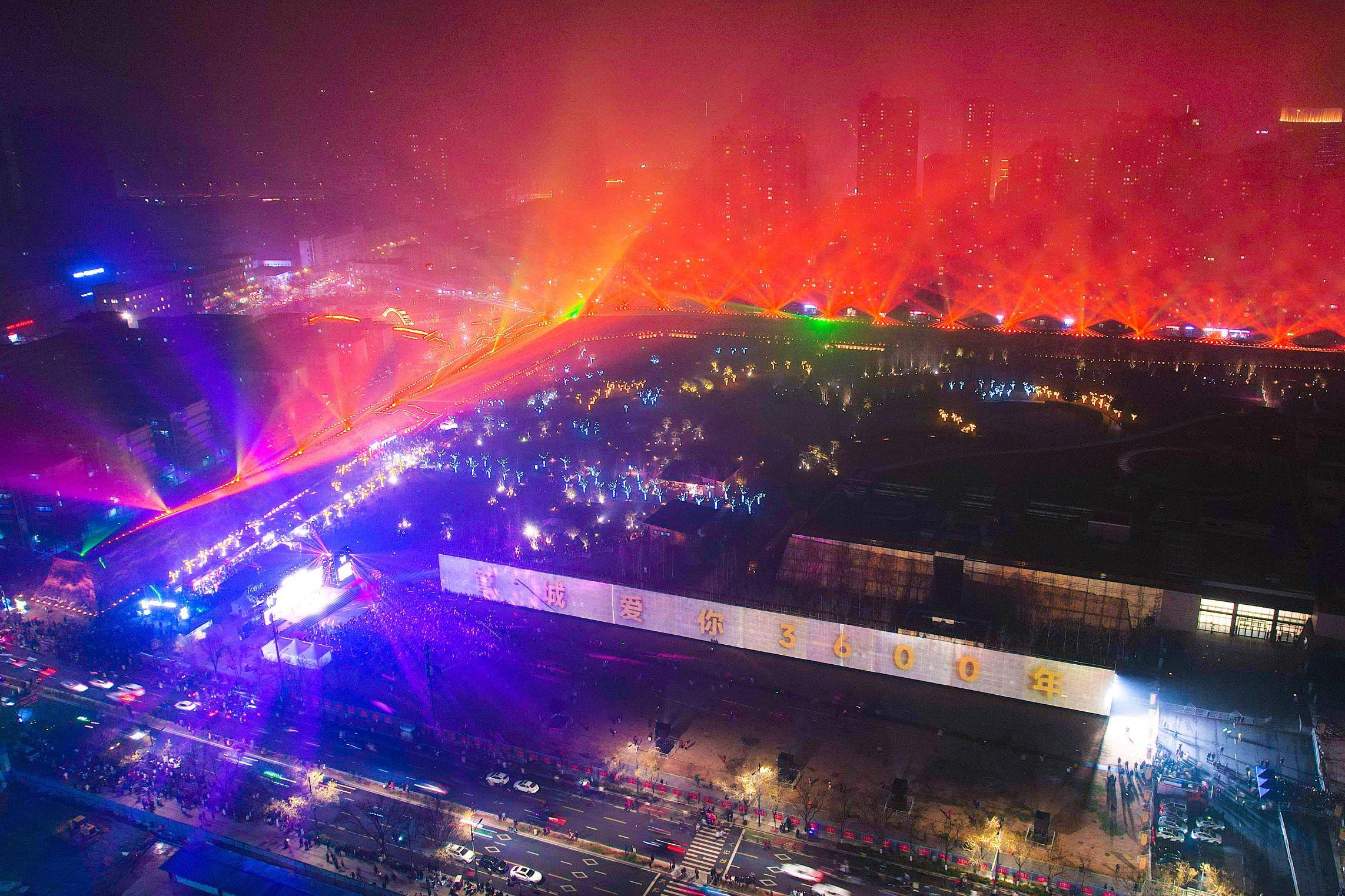 在郑州跨年,哪里最有"仪式感"?灯火璀璨,溢彩流光,人潮涌动,热闹非凡.