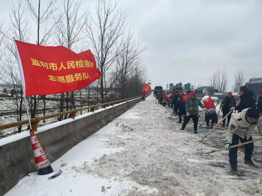 分盐分盐镇安排专班,调配1台挖机,4台铲车,并组织机关干部,村社党员