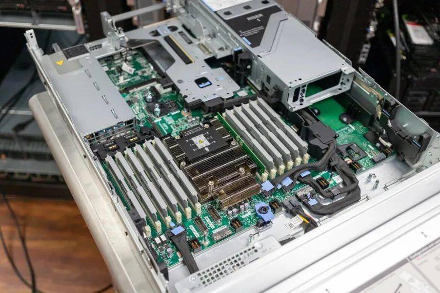 成本效益与强大性能的平衡之选:poweredge r7615服务器_的需求_支持