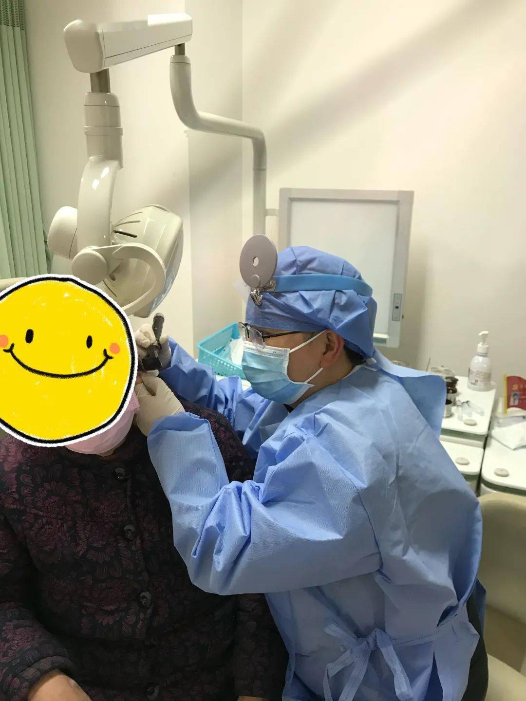 该院耳鼻喉科急诊医生洪斌医生经过动态喉镜检查发现,张先生的会厌