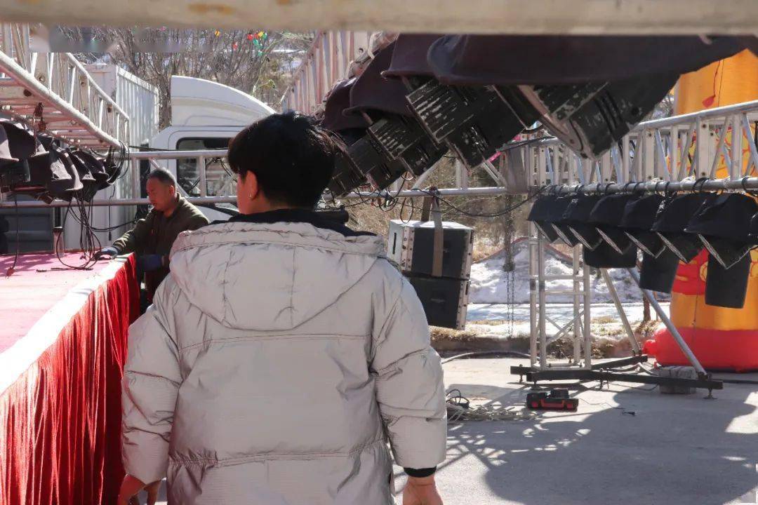 新春走基层|女唢呐匠玩转"乡村摇滚"_演出_村民_表演