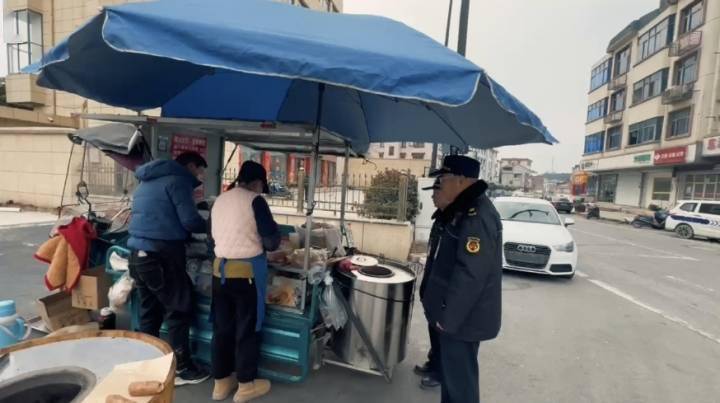 从流动烧饼摊到街边小店,90后河南小两口:感谢杭州城管