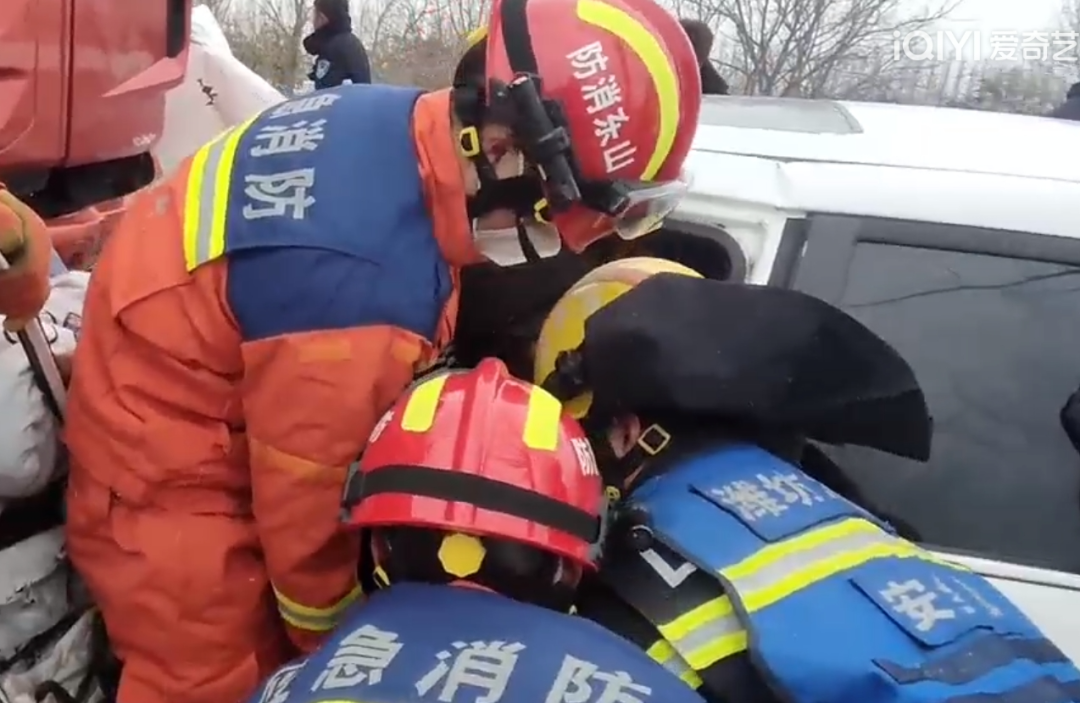 雪天路滑酿车祸 高密消防紧急救援