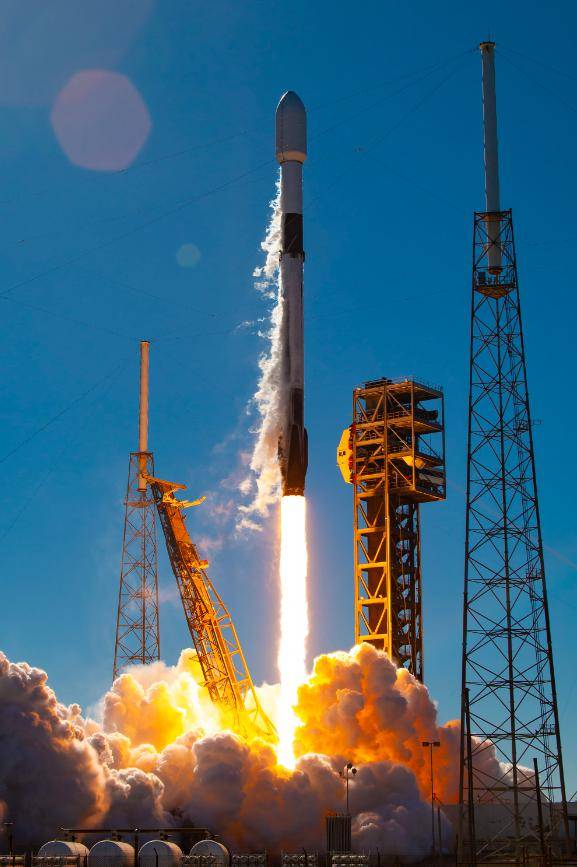 spacex猎鹰九号完成第300发!一颗印尼卫星_发射_火箭_putih