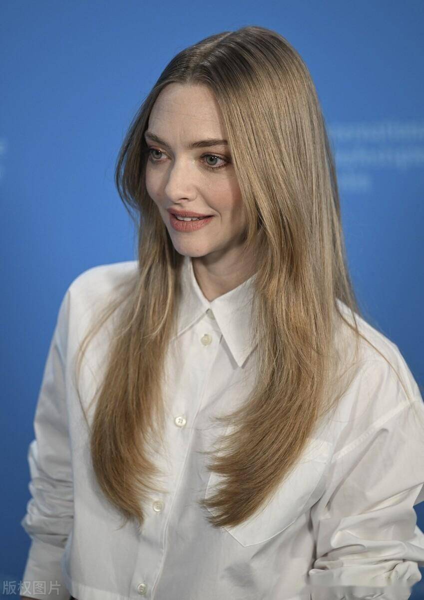 第74届柏林电影节:阿曼达-塞弗里德出席《七层纱》发布会_德国_时间