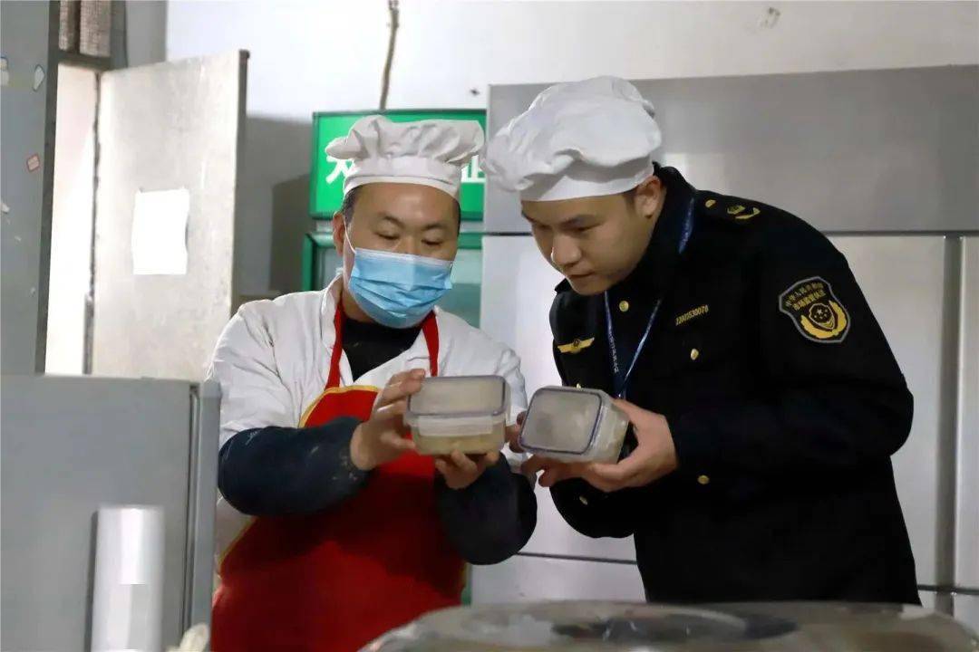 执法人员先后来到云阳县顺桥初级中学,盘石中学,民康餐饮等地,仔细